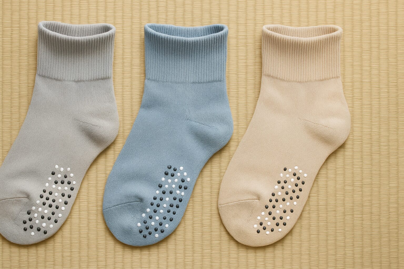 高齢者の滑り止め靴下は危ない？転倒防止の正しい選び方と注意点